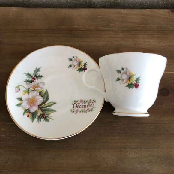 Vintage Staffordshire holly teacup & saucer set - Picture 5 of 10